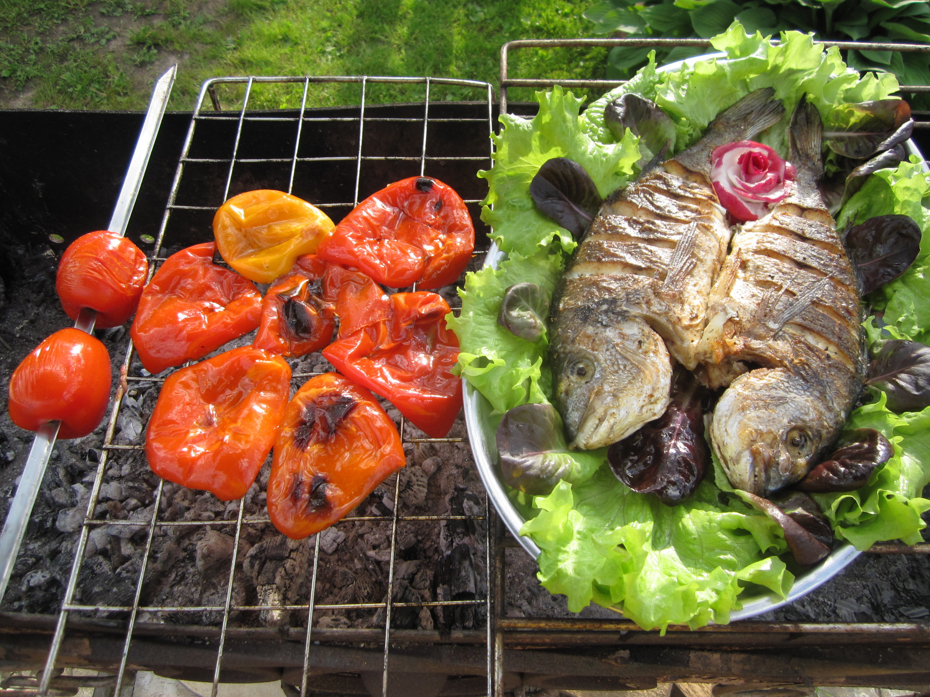 Рыба на углях с овощами