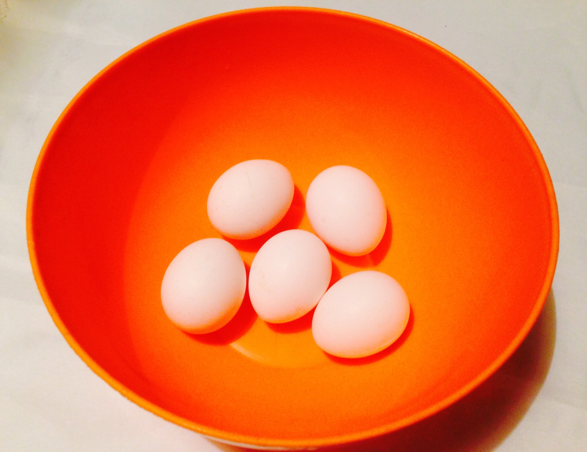 Почему яйцо оранжевое. Оранжевое яйцо. Оранжевое яйцо маленькое. Крашеные яйца оранжевый. Оранжево яйцо ресурс.