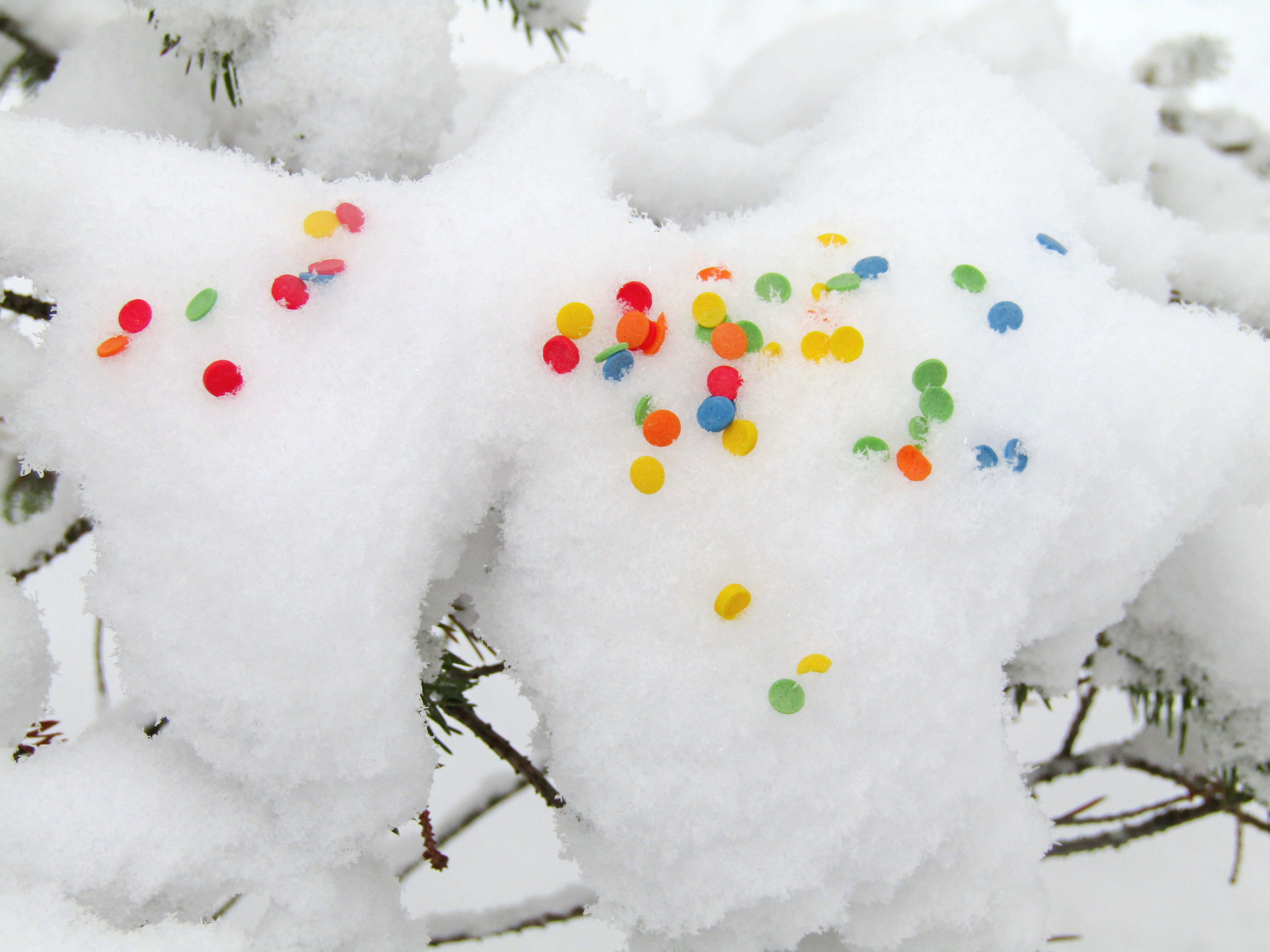 Крошка снег. Конфетти на снегу. Бусы на снегу. Конфетти снежок. Бусина на снегу.