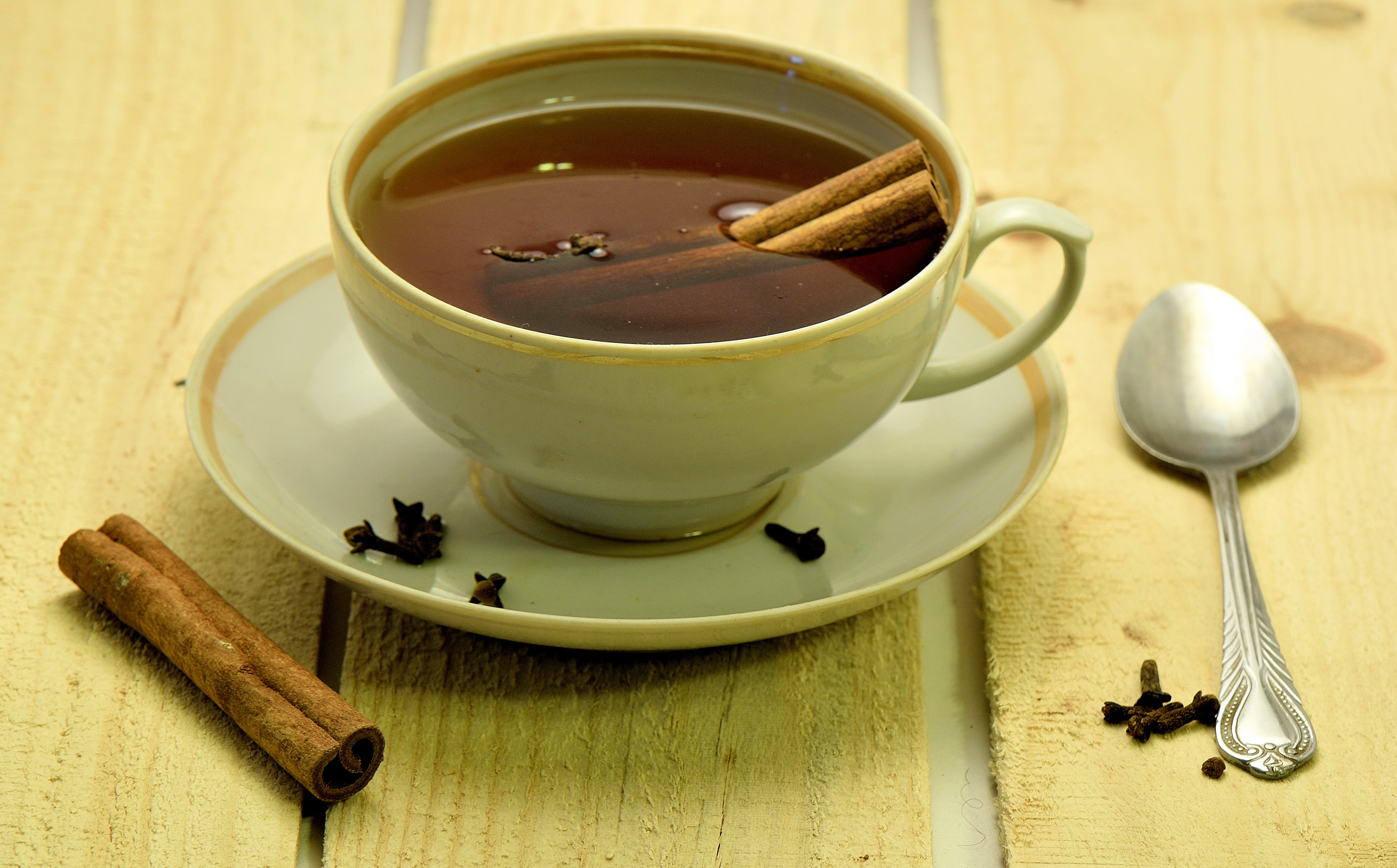 Почему кофе с корицей. Чай с корицей. Чай из корицы. Чай и кофе. Корица с чаем.