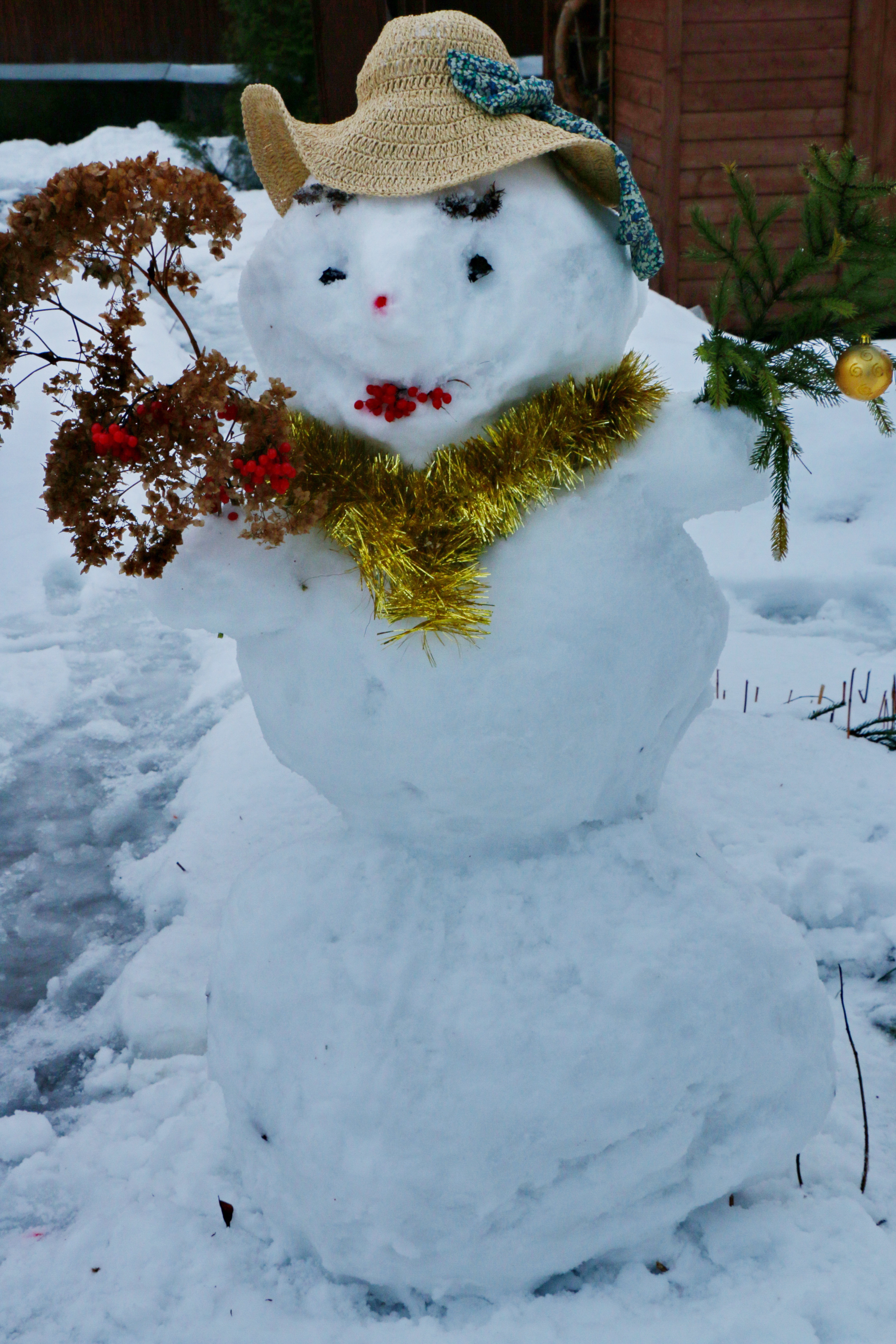 Снежная баба. Снежная баба из снега. Снеговик баба. Снеговик женщина.