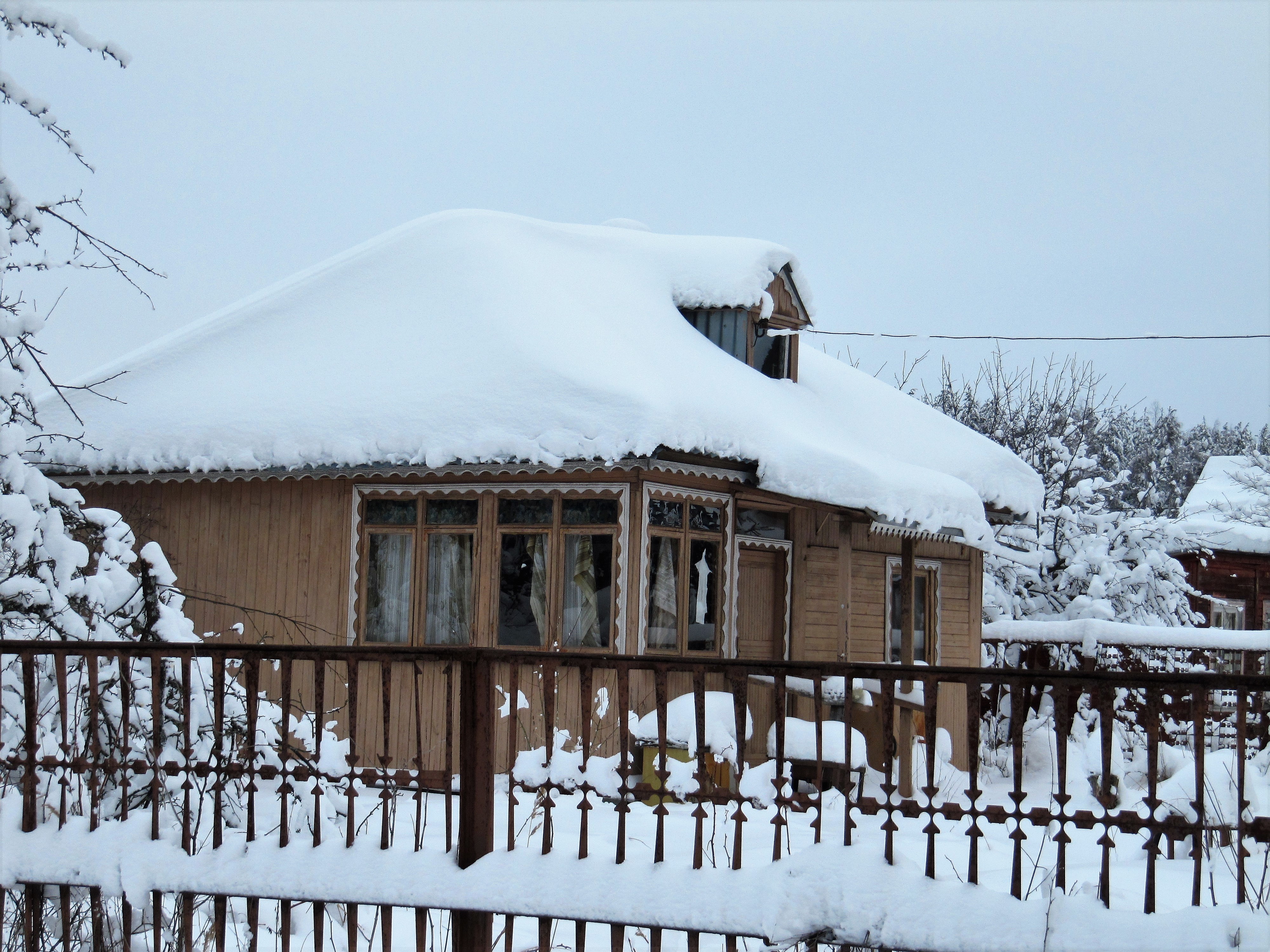 Все кругом белым бело, крыши снегом замело!