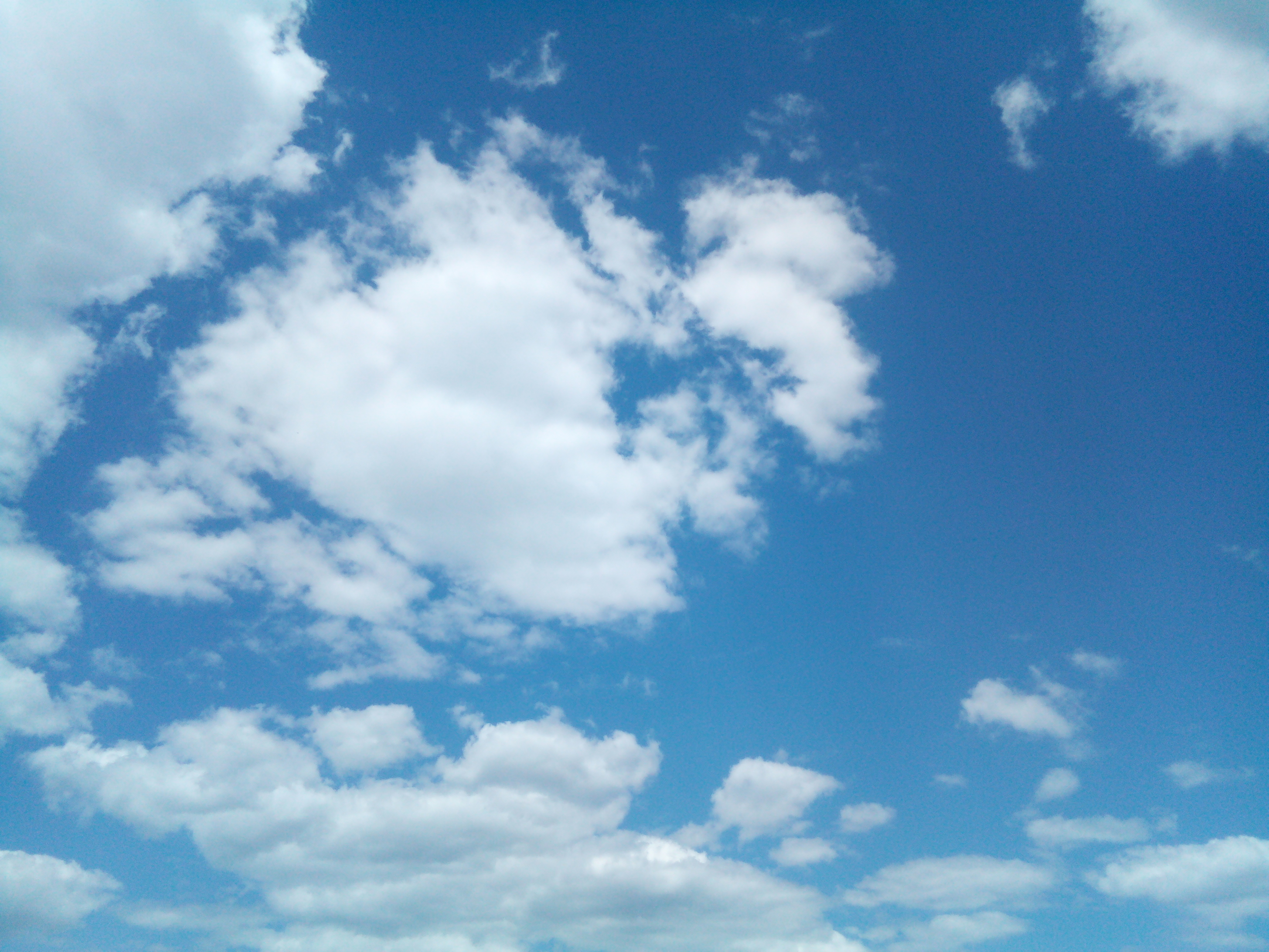 Мама говорила и без него небо синее. Голубое небо с облаками. Небо сверху. Светлое небо с облаками. Обои облака.