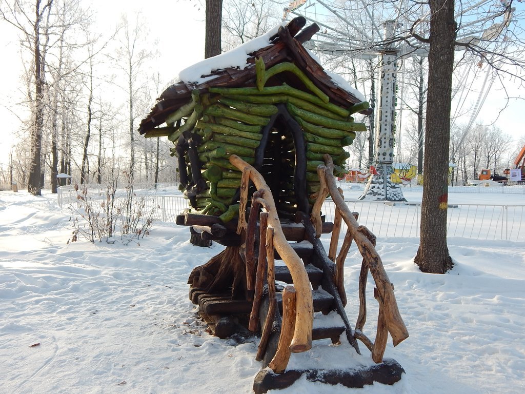 В нашем парке так бело, так бело, и ступеньки в бабкин дом замело!